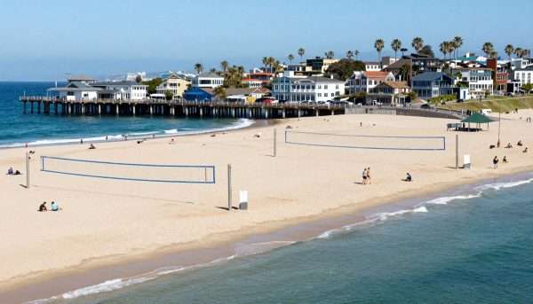 Manhattan Beach with pier and upscale beachfront homes Manhattan Beach with pier and upscale beachfront homes