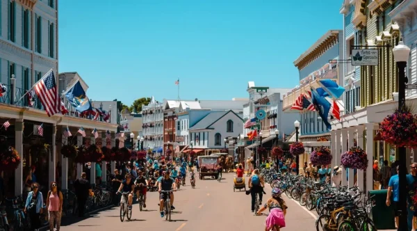 Harbor Springs, small towns to visit in Michigan