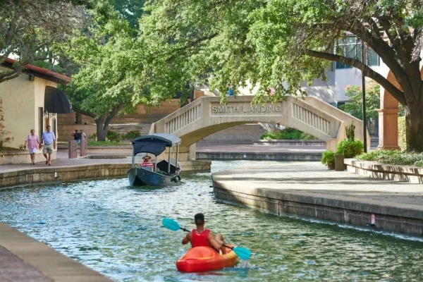 Gondola Ride at Mandalay Canal, date night ideas in Dallas