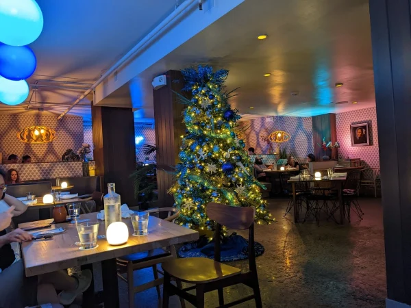 Cocktails and Live Music at Mahina & Sun's, date night ideas in Oahu